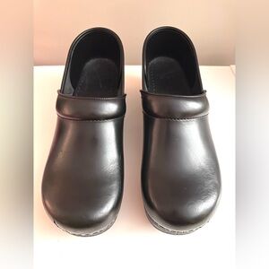 Dansko Black Clogs, Gently Used, Size 40 (US Size 10) Great Condition!
